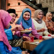 what is ramadan family gathering and eat together