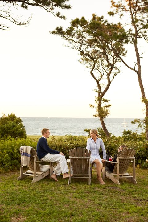a kick back kind of cottage martha’s vineyard retreat homeowners phoebe cole smith and mike smith phoebe, walker, and sophie enjoy cocktails against a picture perfect martha’s vineyard sunset