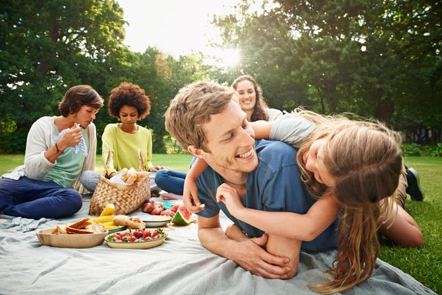 una familia hace un picnic al aire libre