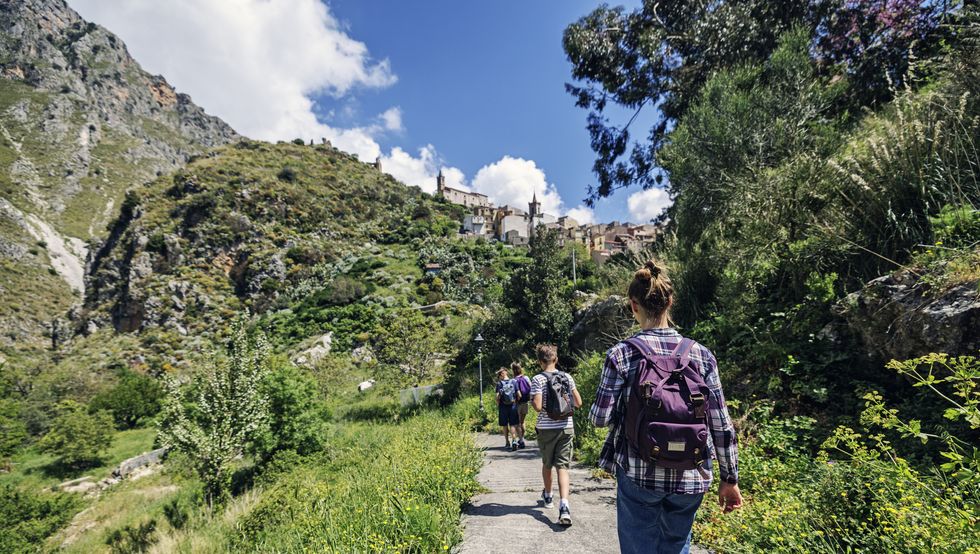 persone che camminano in montagna