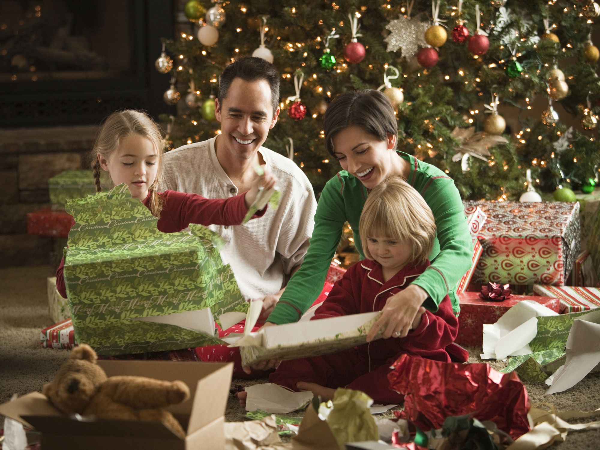 https://hips.hearstapps.com/hmg-prod/images/family-opening-christmas-presents-royalty-free-image-1704195154.jpg