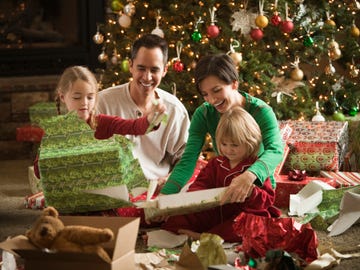 familia abriendo regalos de navidad