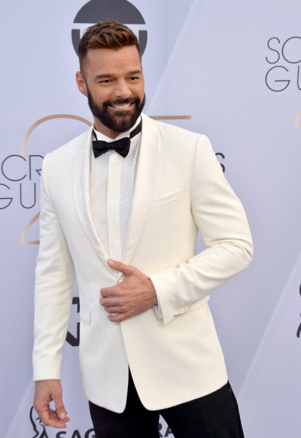 Suit, White, Clothing, Formal wear, Tuxedo, Blazer, Outerwear, Fashion, Bow tie, Tie, 