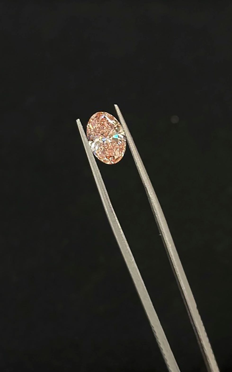 Un elegante diamante rosa intenso