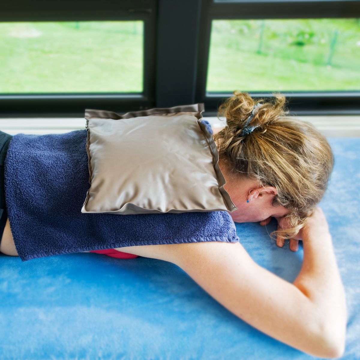 heat therapy benefits runners a heating pad on the upper back