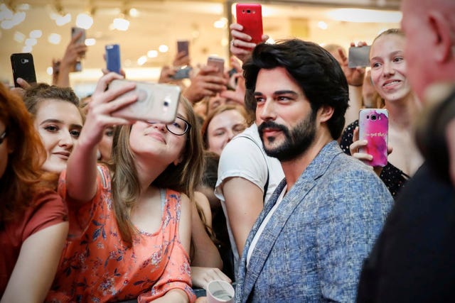 Burak Ozcivit con sus fans