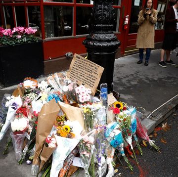 fans pay tribute to late actor matthew perry outside friends building in new york city