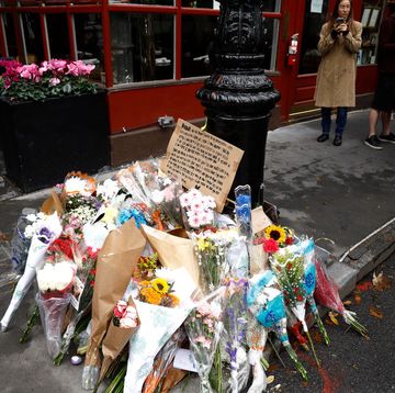 fans pay tribute to late actor matthew perry outside friends building in new york city