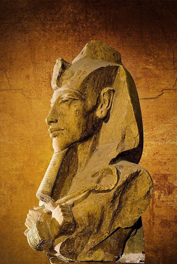 Deze buste is afkomstig uit het tempelcomplex van Karnak Hier zijn de uitgesproken gelaatstrekken te zien op basis waarvan specialisten dachten dat Achnaton leed aan het syndroom van Marfan