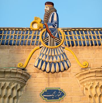 faravahar symbool op een tempel in yazd