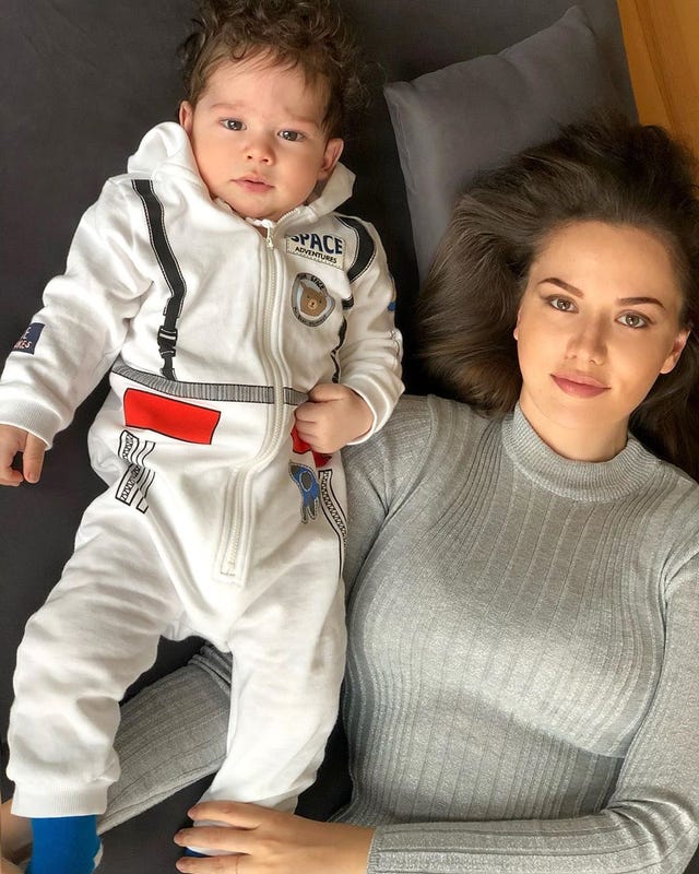 Farhiye evcen presenta hijo Burak Ozcivit