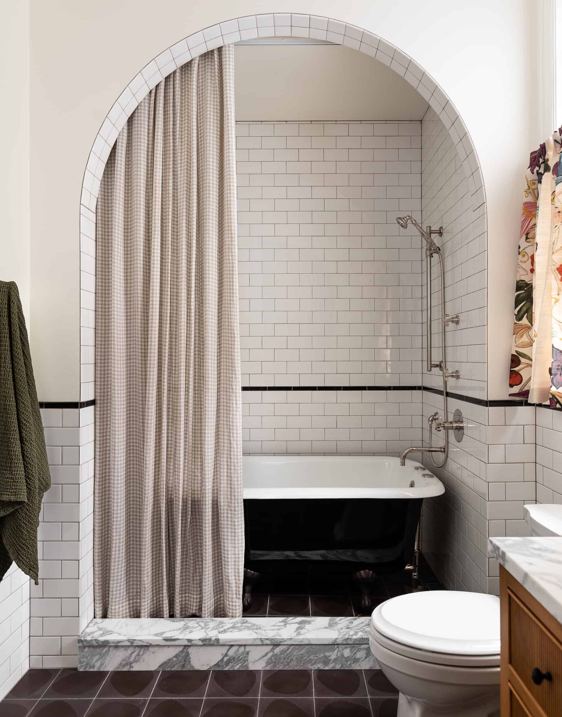 https://hips.hearstapps.com/hmg-prod/images/farmhouse-bathroom-ideas-heidi-caillier-design-luxury-residential-interior-designer-black-clawfoot-tub-1651247610.jpg