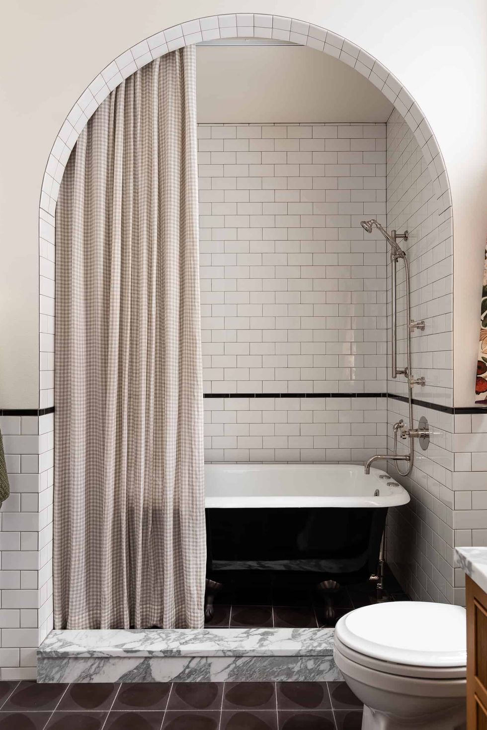 does this shower/privacy curtain draping-from-trunk concept exist