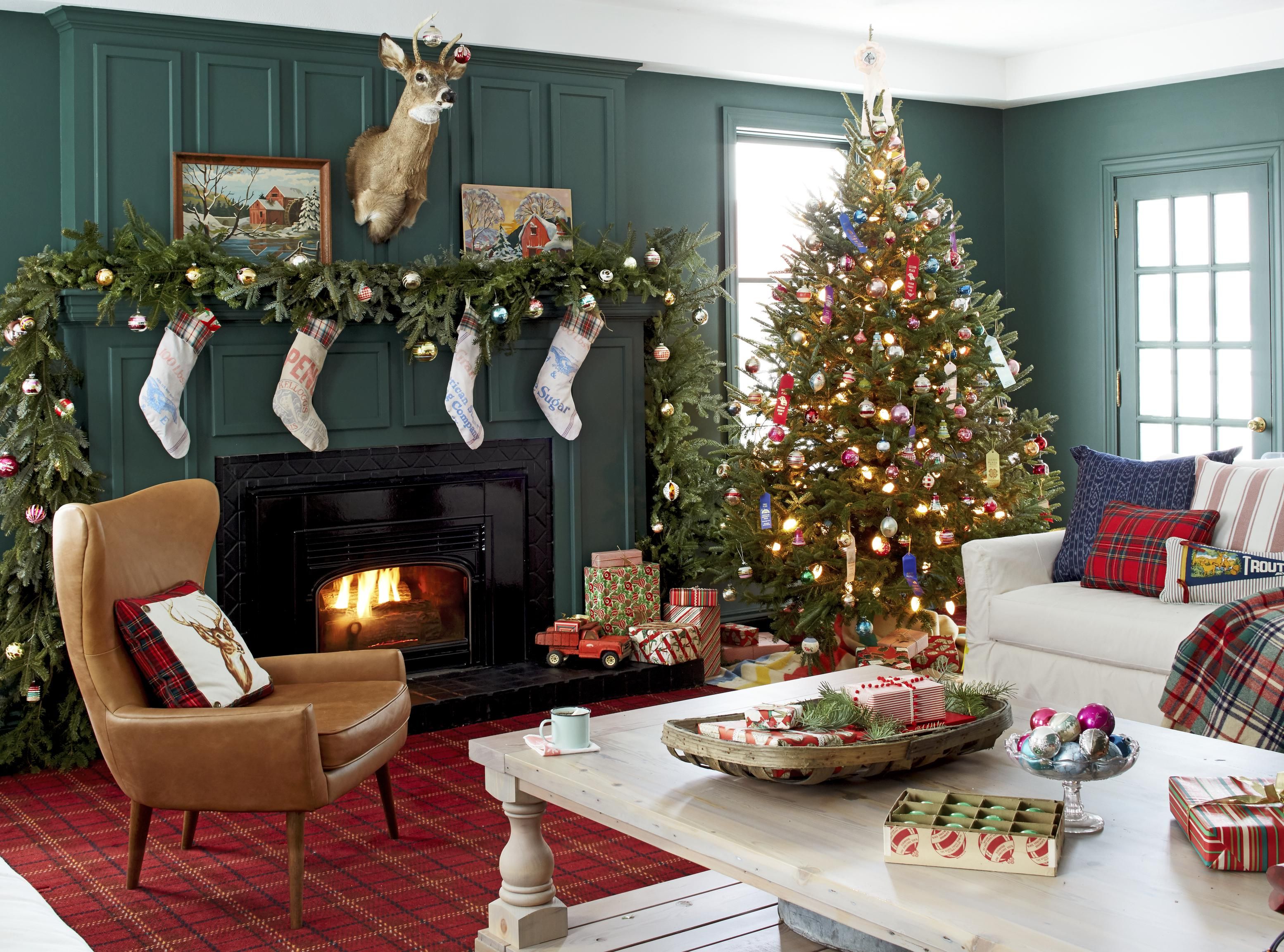 31 Farmhouse Christmas Decorating Ideas - DIY Holiday Decorating ...