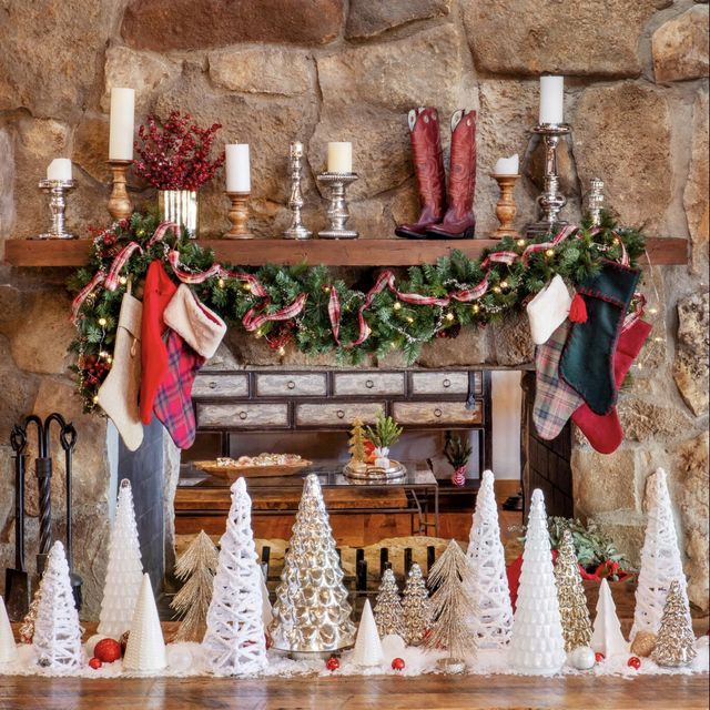 30 Festive Christmas Tree Ribbon Garland Ideas for Elegant Holiday