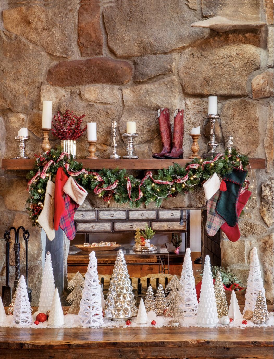 https://hips.hearstapps.com/hmg-prod/images/farmhouse-christmas-decorations-the-lodge-6517137cb84f4.jpg