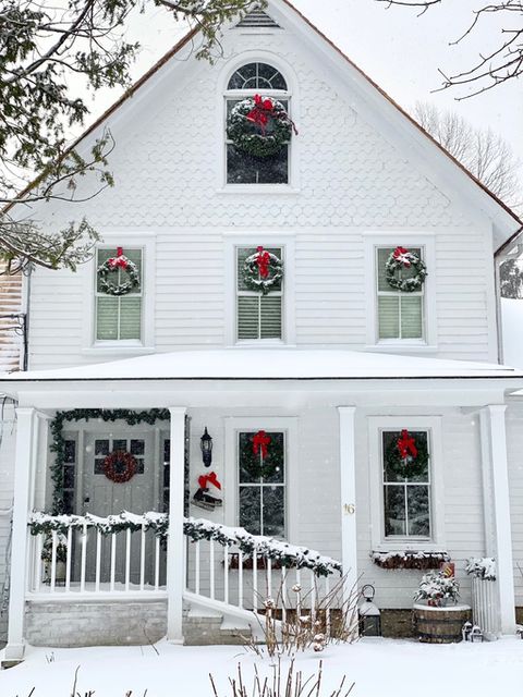 farmhouse christmas decorations windows