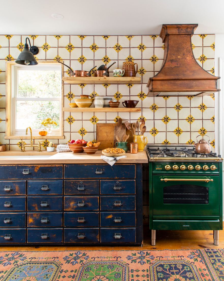https://hips.hearstapps.com/hmg-prod/images/farmhouse-kitchen-ideas-colorful-tile-and-cabinets-645d45a34d817.jpg?crop=0.957xw:0.878xh;0.00518xw,0.112xh&resize=980:*