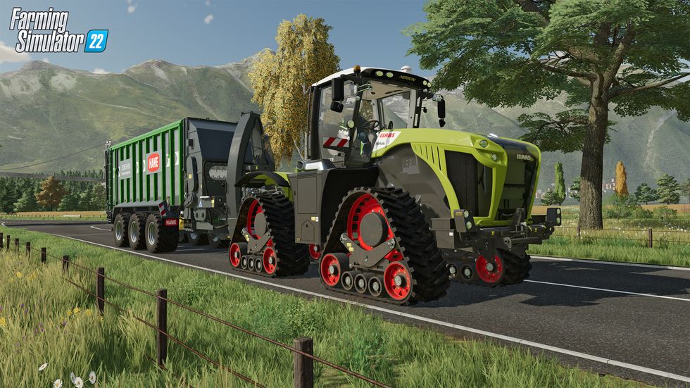 Landwirtschafts-Simulator 22, ein Traktor fährt auf einer Straße auf dem Land