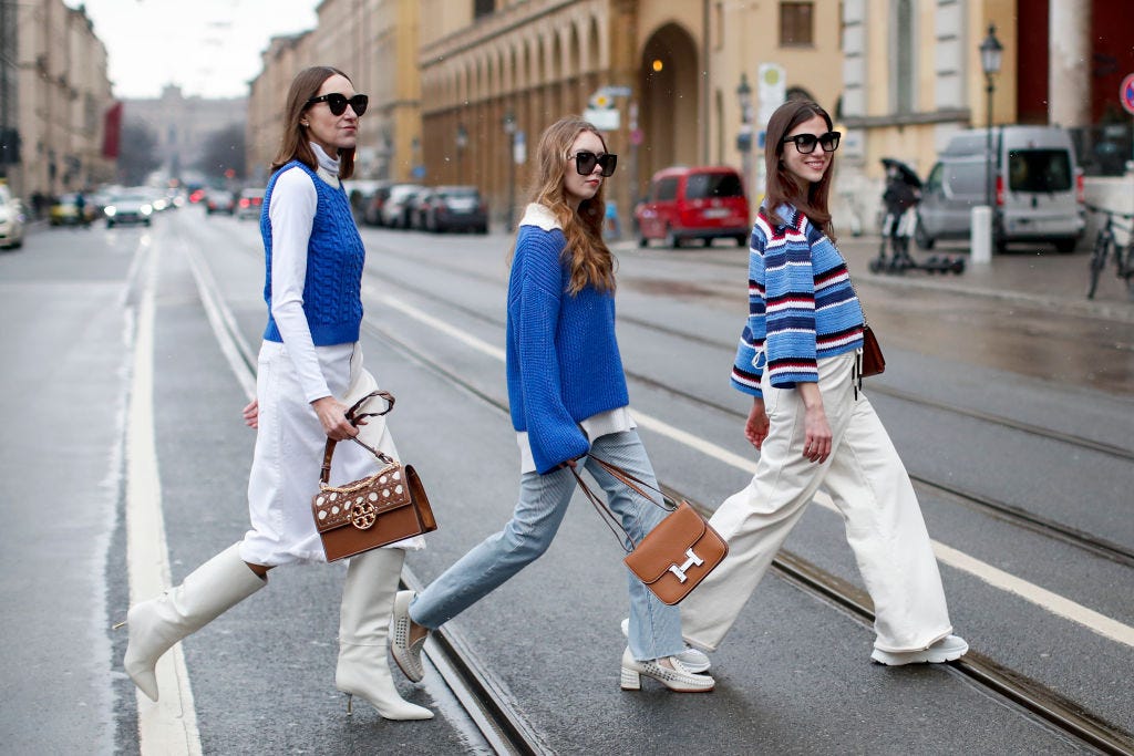 Shopping bag donna e telefono in strada cittadina per i social