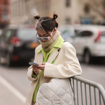 vrouw tijdens new york fashion week in februari 2022
