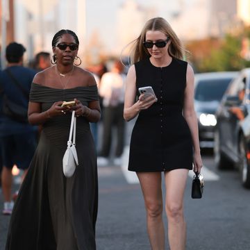 twee jonge vrouwen tijdens londen fashion week