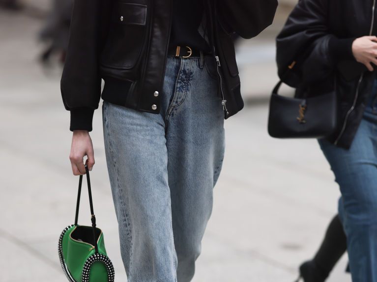 Las danesas dicen que los jeans de mujer anchos y con cintura baja son LA  TENDENCIA de la primavera 2022