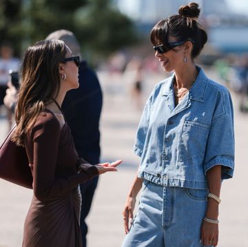 twee vrouwen praten tijdens new york fashion week