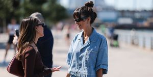 twee vrouwen praten tijdens new york fashion week