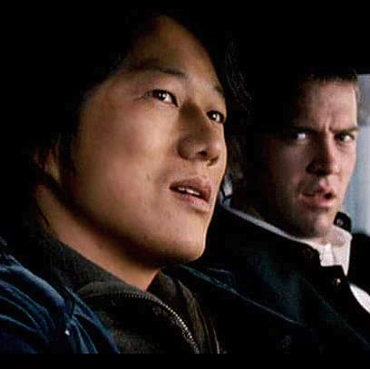 Sung Kang som Han og Lucas Black som Sean kjører rundt i en scene fra Fast og den rasende Tokyo Drift