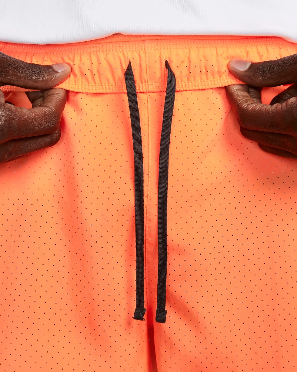 el pantalón corto de nike fast para competir en color naranja