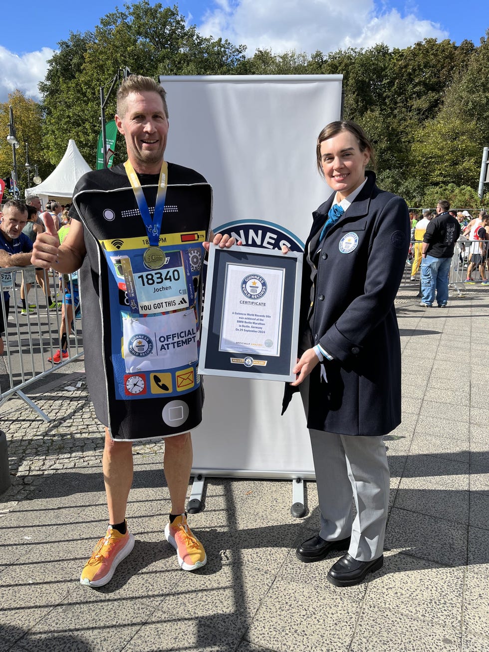 jochen glasbrenner became the fastest male marathon runner dressed as a mobile phone