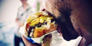 Hardloper eet cheeseburger en dat is niet zo gezond 