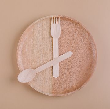 houten bordje met vork en lepel erop