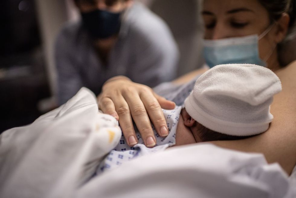una mujer acaba de dar a luz en un hospital de francia