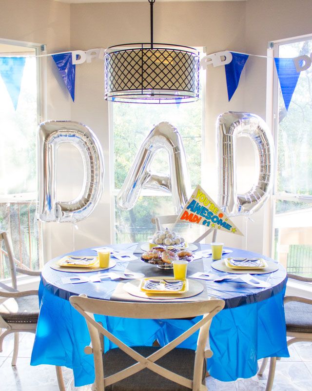 https://hips.hearstapps.com/hmg-prod/images/fathers-day-decorations-tablescape-644443682fbe7.jpg?crop=1.00xw:0.797xh;0,0.0195xh&resize=980:*