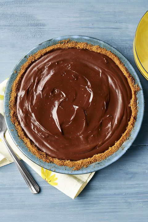 chocolate pie overhead in blue pie pan