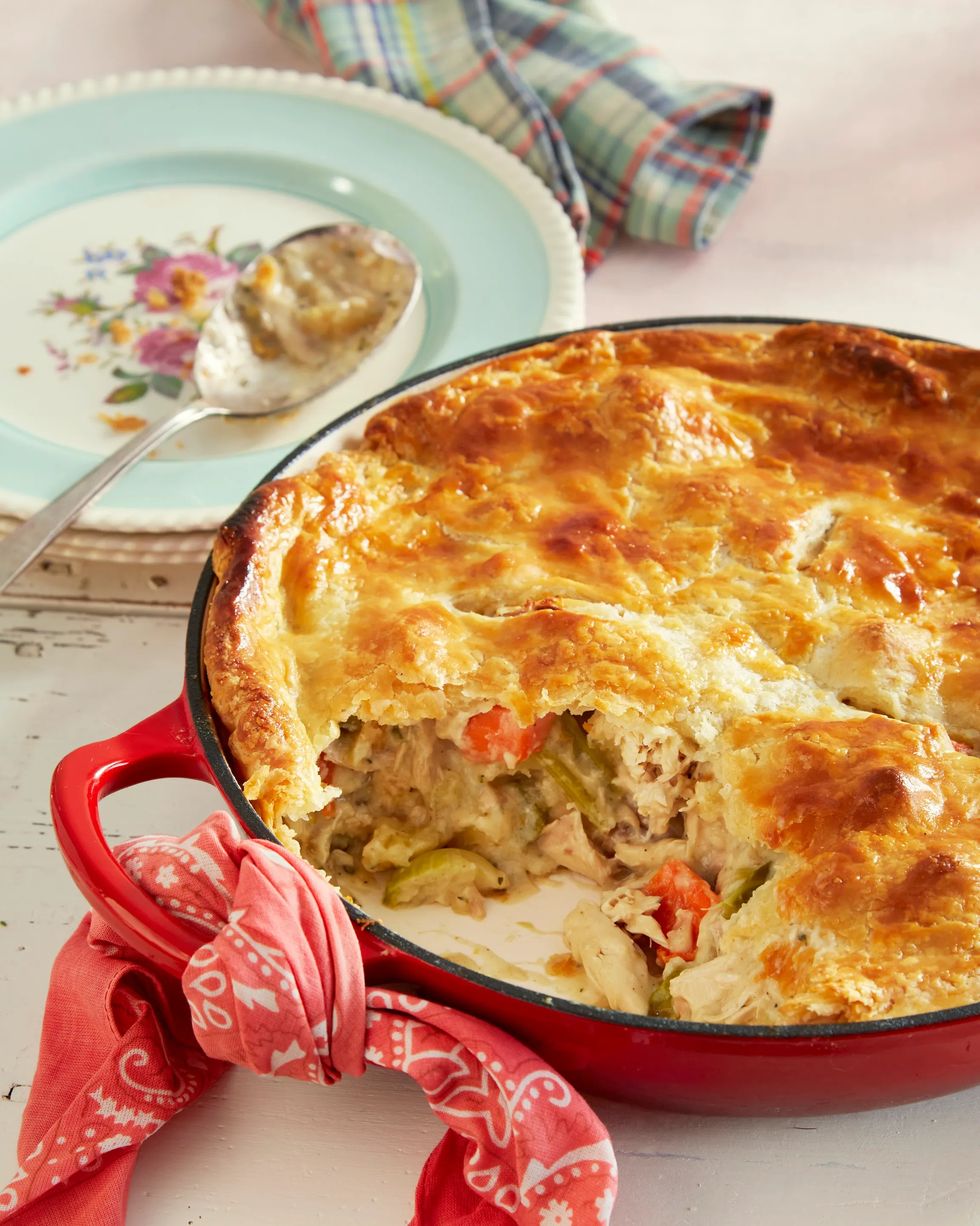 https://hips.hearstapps.com/hmg-prod/images/fathers-day-dinner-ideas-chicken-pot-pie-1652109190.jpeg?crop=1.00xw:0.834xh;0,0.0772xh&resize=980:*