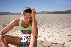 atleta fatigada en el desierto