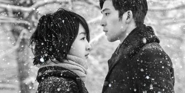 Photograph, Romance, Black-and-white, Interaction, Love, Monochrome photography, Photography, Snow, Fun, Gesture, 