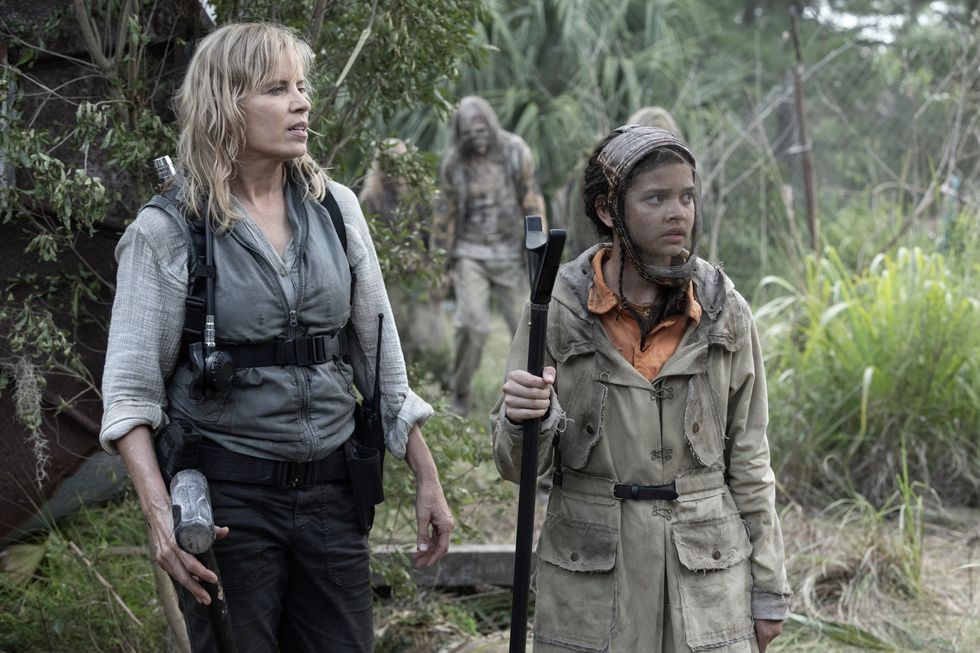 Kim Dickens als Madison Clark, Zoey Merchant als Wren Fear the Walking Dead, Staffel 8, Folge 1