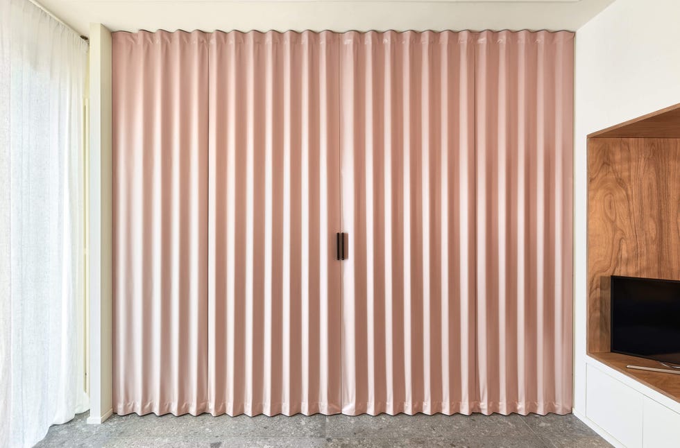 la puerta extensible es ideal para separar y distribuir ambientes en este apartamento