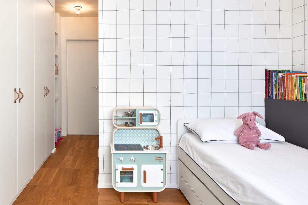el dormitorio infantil en blanco tiene detalles en estilo retro