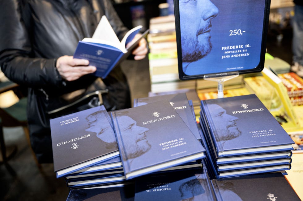 varios ejemplares de 'kongeord', el primer libro de federico x como rey