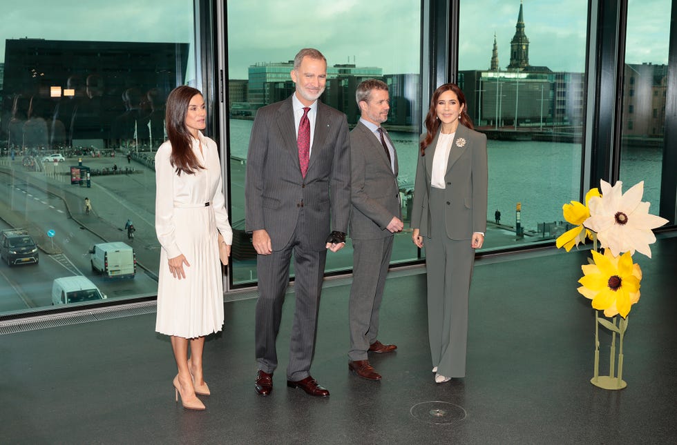 federico de dinamarca y mary de dinamarca en una visita al centro de arquitectura danes con los reyes felipe y letizia