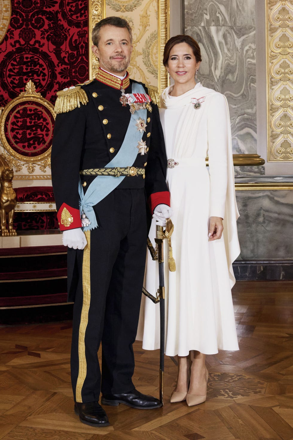los reyes de dinamarca en sus fotos oficiales de su proclamacion