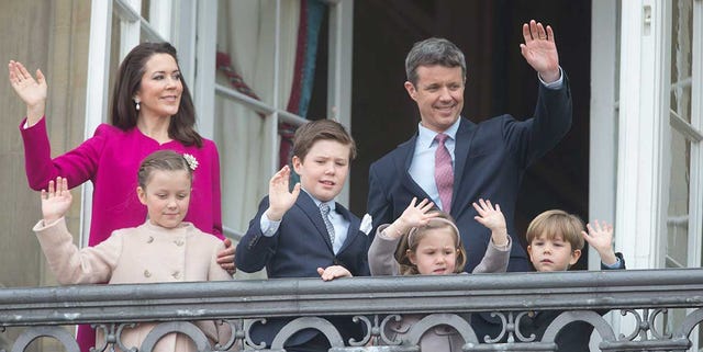 Federico de Dinamarca con su mujer Mary y sus cuatro hijos Federico de Dinamarca con su mujer Mary y sus cuatro hijos