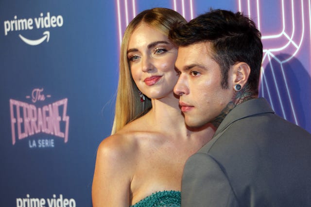 chiara ferragni y el cantante fedez en el photocall de la premiere de 'ferragnez "la serie"'