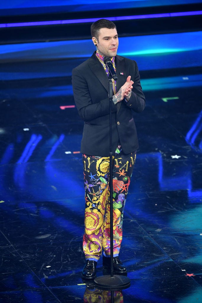 Pantaloni Primavera 2021 quelli Versace del look Fedez a Sanremo