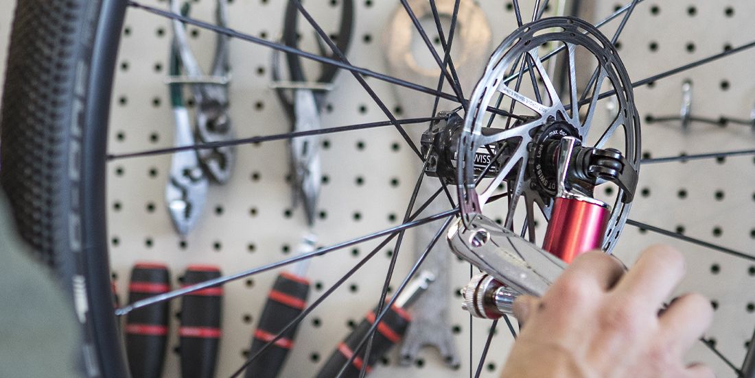 Bicycle wheel, Bicycle tire, Bicycle part, Tire, Spoke, Wheel, Automotive tire, Rim, Bicycle drivetrain part, Vehicle, 